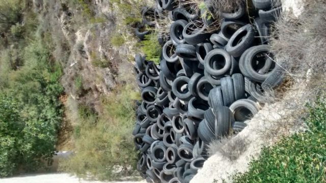 El PSOE exige al PP la eliminación del vertedero ilegal de neumáticos que existe en la Rambla del Estrecho