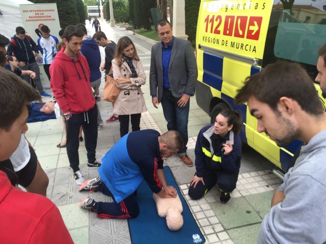Cientos de lorquinos pueden aprender esta mañana en la Alameda de la Constitución de Lorca cómo salvar vidas solo con sus manos