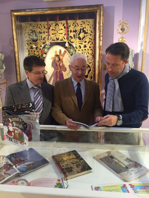 El Alcalde de Lorca inaugura la exposición 'Cuentos de Navidad', organizada por el Paso Morado