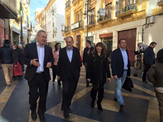 Más de 300 personas abarrotan el mitin del PSOE con la visita de Javier Solana a Lorca
