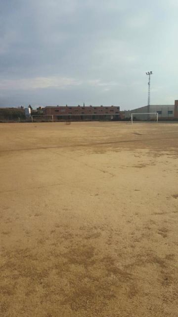 El PSOE denuncia la indignación de los vecinos de La Paca por el lamentable estado del campo de fútbol y vestuarios