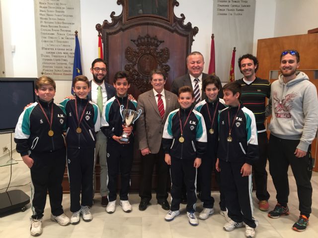 El Alcalde a recibe a los campeones regionales de Jugando al Atletismo del Programa de Deporte Escolar, alumnos del Colegio San Francisco de Asís