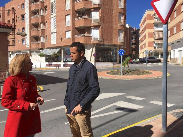 El Ayuntamiento de Lorca concluye la construcción de una glorieta en la intersección del Camino Marín con Martín Morata y Calle de la Seda