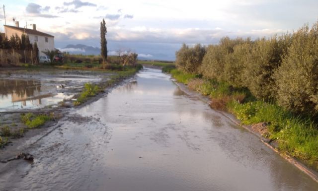 IU-Verdes denuncia la supresión de un badén en el camino de Vera que ha hecho nacer un 'río' en la puerta de un vecino