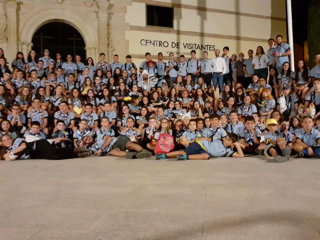 El concejal de Juventud del Ayuntamiento de Lorca, José Ángel Ponce, despide a los miembros del grupo scout ´Ciudad del Sol´ que disfrutarán en Ávila de su campamento veraniego