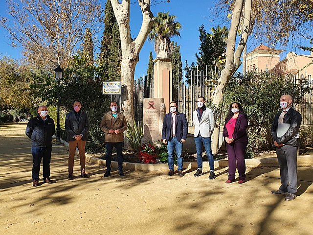 El Ayuntamiento de Lorca inaugura el monumento en homenaje a las personas fallecidas a causa del VIH en el Día Mundial del Sida