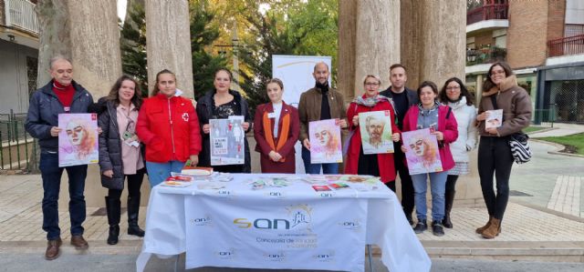 El Ayuntamiento de Lorca conmemora el Día Mundial de la Lucha Contra el Sida y coloca un gran lazo rojo en el balcón del Consistorio y un homenaje a los fallecidos por VIH