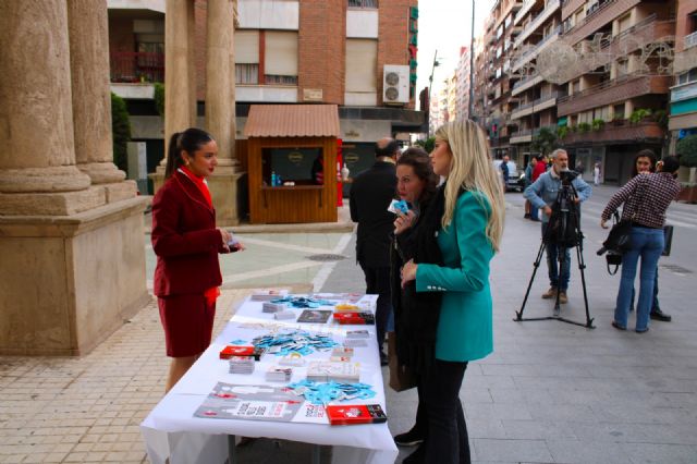 Lorca conmemora el Día Mundial contra el SIDA con el reparto de lazos rojos para concienciar sobre la prevención del VIH