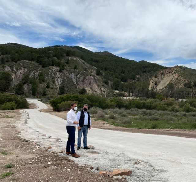 El Ayuntamiento de Lorca finaliza la pavimentación del camino de conexión entre las carreteras MU-701 y C-15 sobre el cruce del Río Guadalentín, a la altura del Escarambrujo