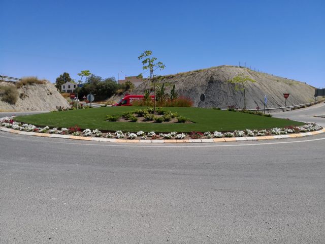 La concejalía de Parques y Jardines realiza la plantación de diferentes variedades de flores, muy resistentes al calor, en las zonas verdes del municipio
