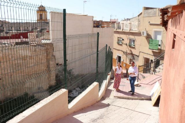 El Ayuntamiento de Lorca ejecuta trabajos de mejora en la pavimentación, el vallado y la accesibilidad de la calle Gregorio García del barrio de San Cristóbal