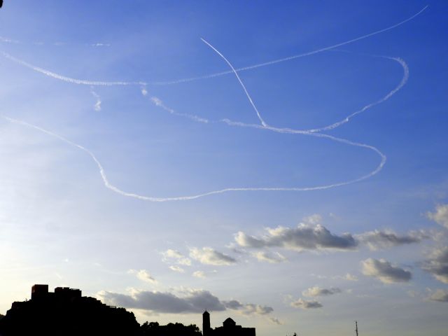 aviones militares sobrevolando el Castillo de Lorca en noviembre del año 2020.