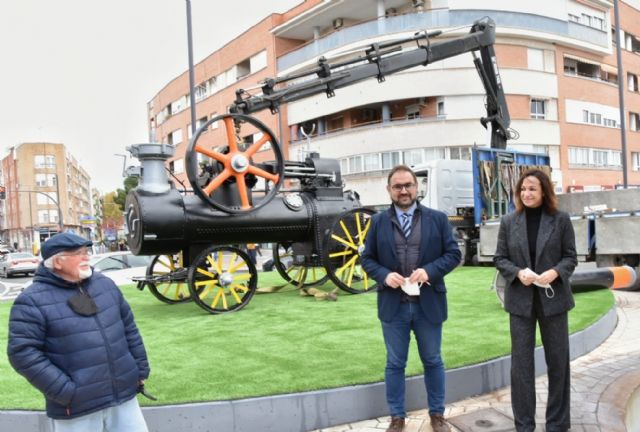 El Ayuntamiento de Lorca instala la histórica locomóvil en la rotonda situada entre las avenidas Europa y Rafael Maroto