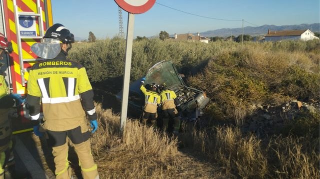 Servicios de emergencia atienden a dos heridos en el accidente de tráfico ocurrido en La Torrecilla, Lorca