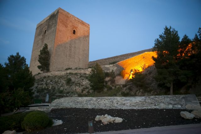 El Castillo de Lorca amplia su horario de apertura y se llena de actividades y visitas guiadas para que lorquinos y turistas puedan disfrutar de este lugar durante el mes de agosto