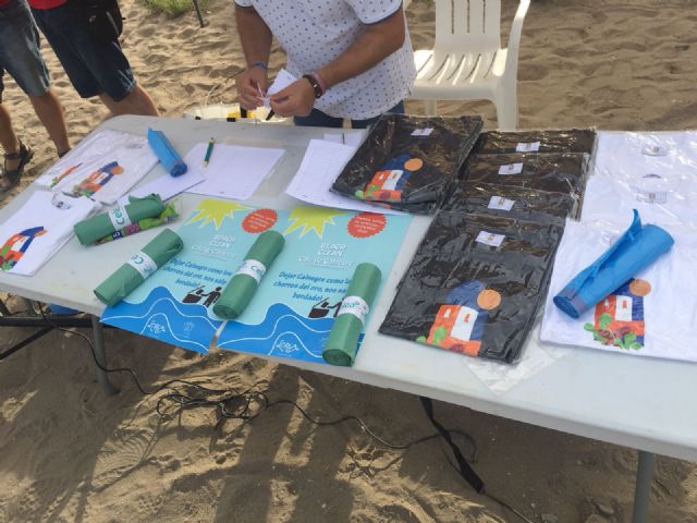 Medio centenar de personas participaron ayer en la actividad 'Beach Clean' organizada por la Concejalía de Turismo para fomentar el respeto y la concienciación medioambiental