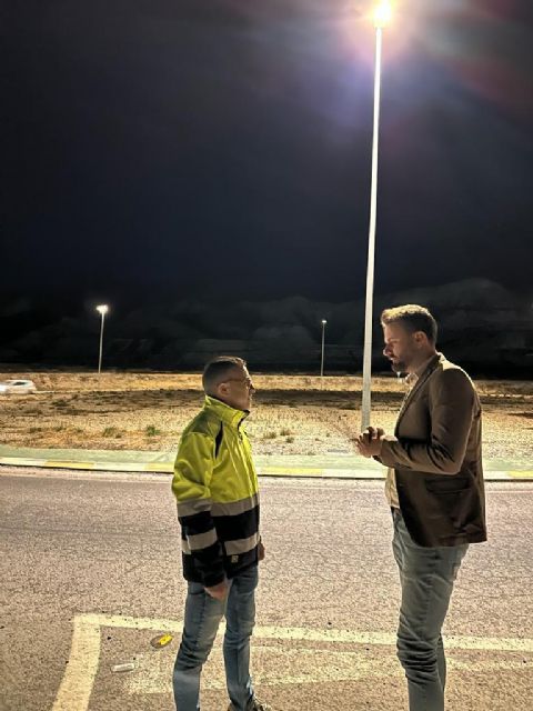 La rotonda que da acceso a Lorca por la carretera de Caravaca ya cuenta con iluminación