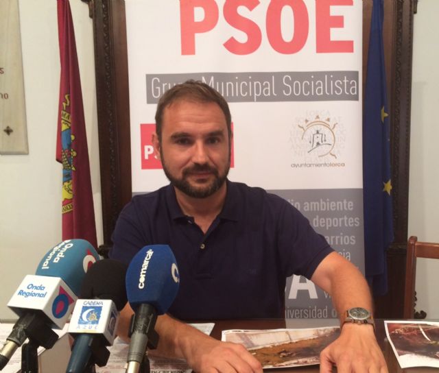 El PSOE exige al PP que dé una solución definitiva tras siete años al solar convertido en una infesta ciénaga de la calle Portijico