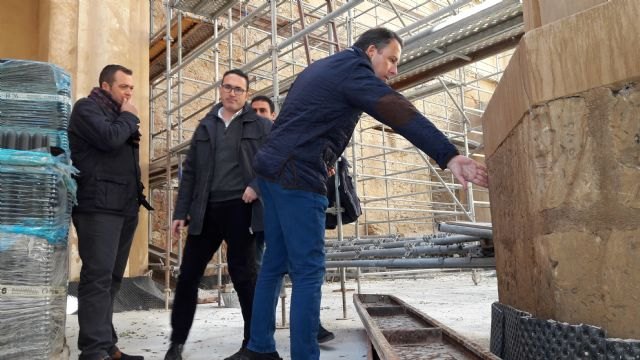 Las obras de recuperación de la iglesia de Santa María superan su ecuador con la incorporación de una estructura de cerchas de madera que sostendrá su nueva techumbre