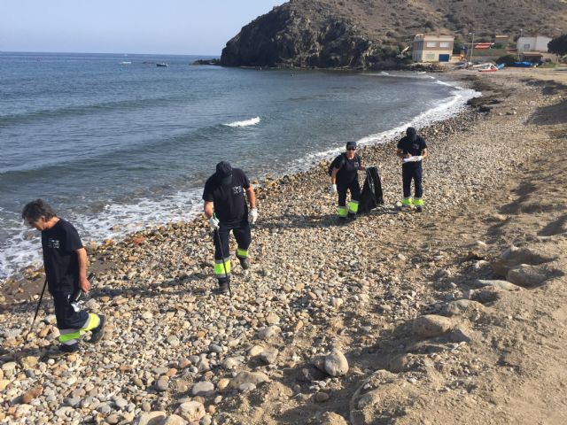 15 desempleados lorquinos pertenecientes a un curso desarrollado por el Ayuntamiento y el SEF realizan tareas de retirada de residuos en las playas de Puntas de Calnegre