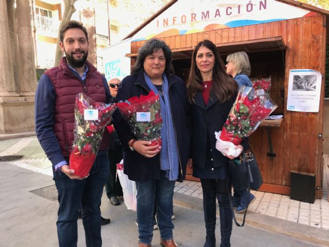 La Asociación Alzheimer Lorca realiza su tradicional venta benéfica de Flores de Pascua para recaudar fondos para la realización de sus actividades anuales
