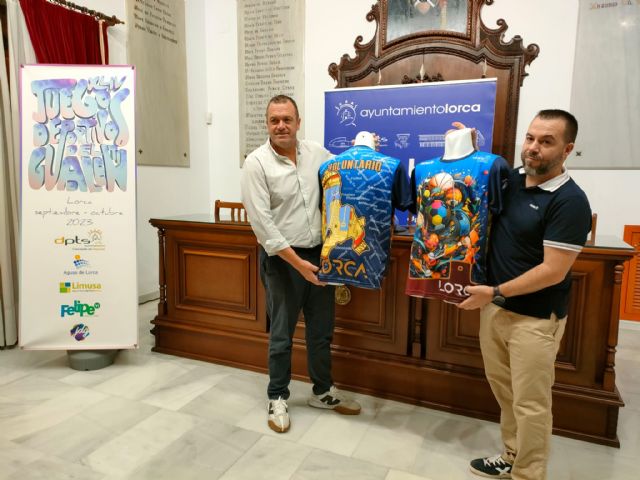 Los voluntarios de Deportes estrenan camiseta diseñada por la empresa local Daen y confeccionada íntegramente en Lorca