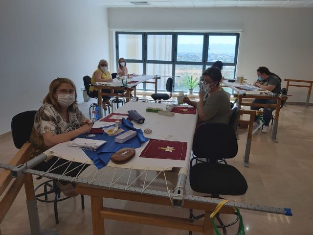 El Ayuntamiento pone en marcha dos nuevos cursos de 'Operaciones artesanales de bordado' del proyecto SUMAMOS