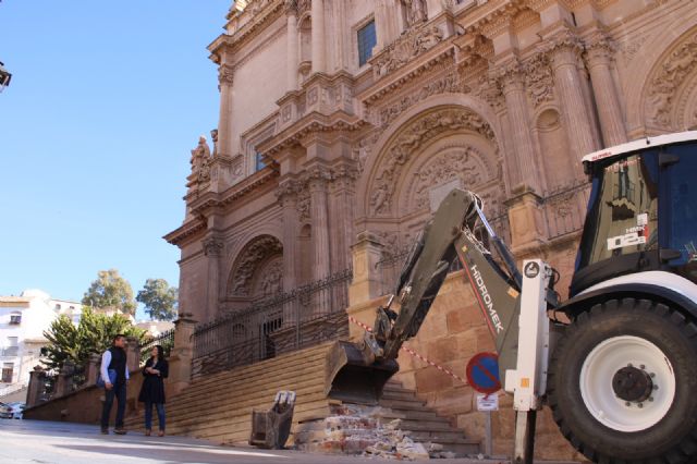 La demolición de la escalera de la antigua Colegiata eliminará el estrechamiento de la calzada y el peligro para los peatones