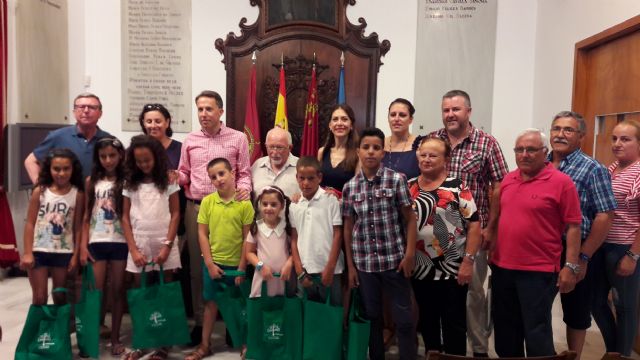 El Alcalde recibe a los niños saharauis que disfrutarán del verano en Lorca gracias al programa 'Vacaciones en Paz' de la Asociación Amigos del Pueblo Saharaui