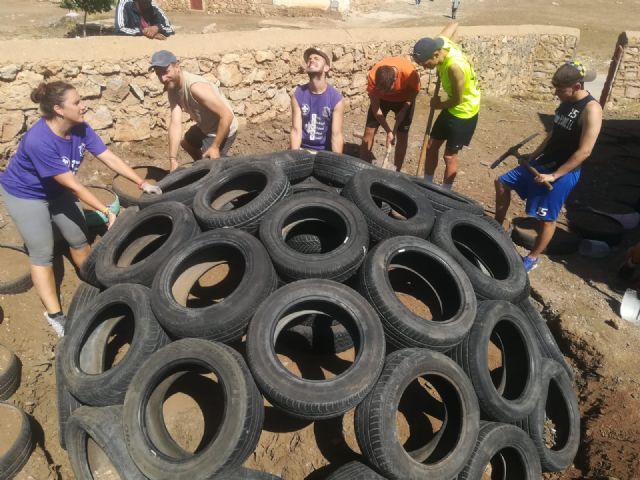 Scouts lorquinos participan en la construcción de un parque infantil en un voluntariado internacional en Marruecos.