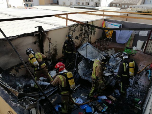 Bomberos apagan el incendio declarado en un patio interior de una vivienda en Lorca