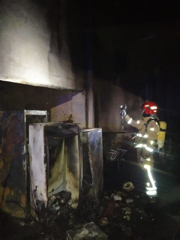 Bomberos han apagado el incendio en un almacén de aperos de Purias