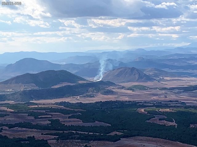 Incendio forestal en la falda del Cabezo Redondo, cerca de La Paca (Lorca)