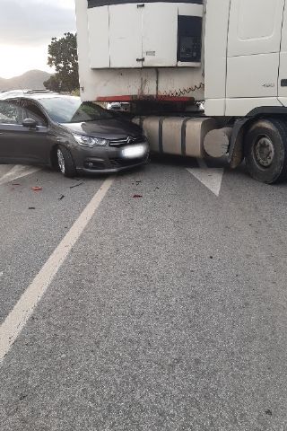 Servicios de emergencia atienden a una mujer herida en un accidente de tráfico en Lorca