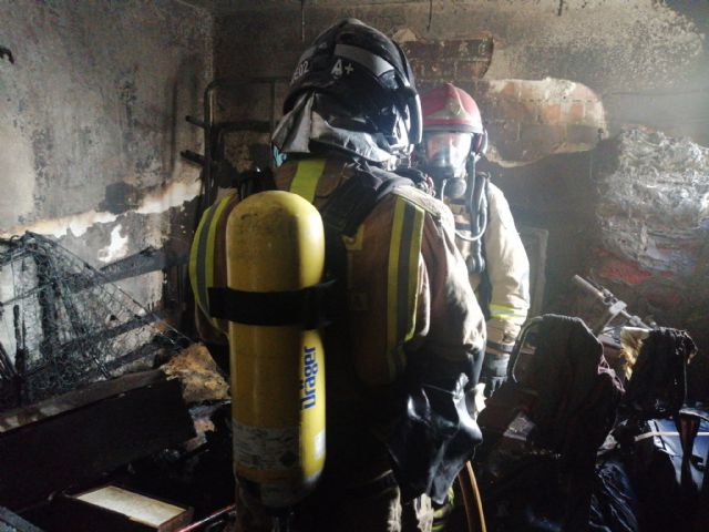 Bomberos extinguen un incendio en una vivienda en Lorca