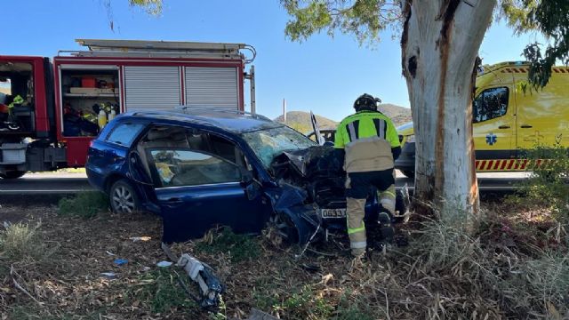 Dos mujeres atrapadas y heridas en un accidente de tráfico con un solo coche implicado en Lorca