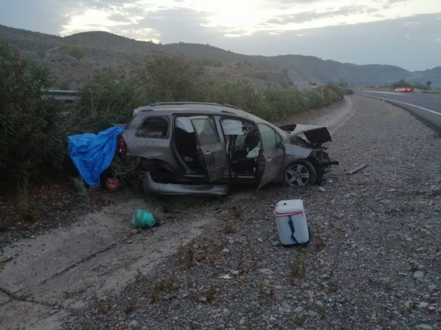Servicios de emergencia atienden a una mujer herida en accidente de tráfico en Lorca