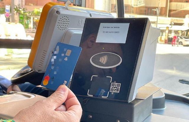 El Ayuntamiento de Lorca impulsa el pago del billete con tarjeta en el autobús