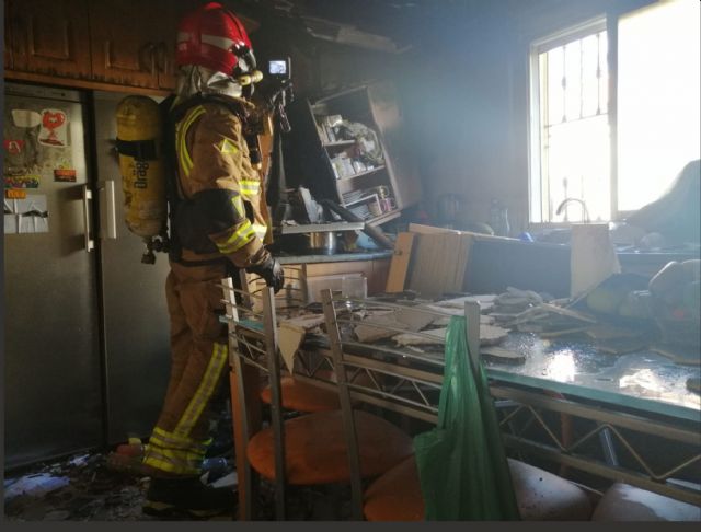 Bomberos acuden a sofocar incendio de vivienda en Lorca