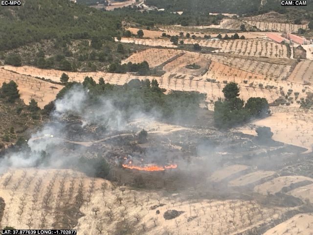 Servicios de Emergencias intervienen en un incendio forestal en Zarzadilla de Totana