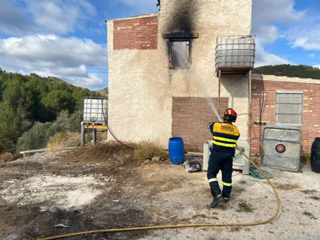Servicios de emergencia apagan el incendio declarado en un cortijo de la pedanía de la Torrecilla, Lorca