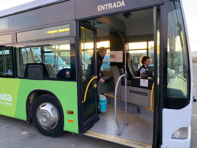 El servicio de transporte colectivo urbano extrema las precauciones higiénico sanitarias en sus autobuses como medida preventiva ante el coronavirus