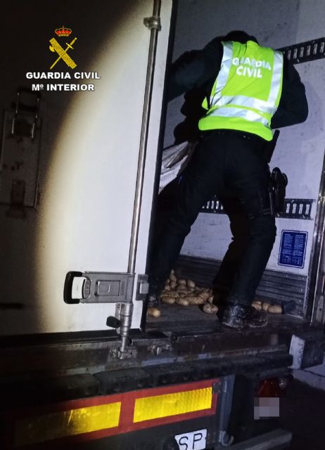 La Guardia Civil rescata a un camionero atrapado durante horas entre la carga del remolque