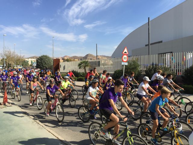 Multitudinaria despedida sobre dos ruedas a los Juegos Deportivos del Guadalentín con la participación de 1.800 personas