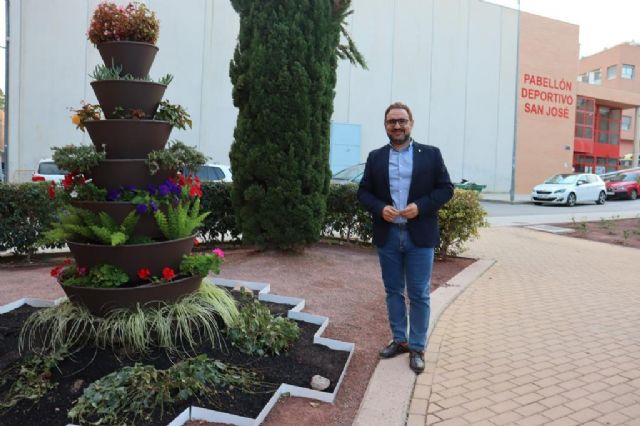 El Ayuntamiento de Lorca mejora la jardinería del parque de San José con la reposición de 250 plantas y la extensión de terrizo granate en todos los parterres