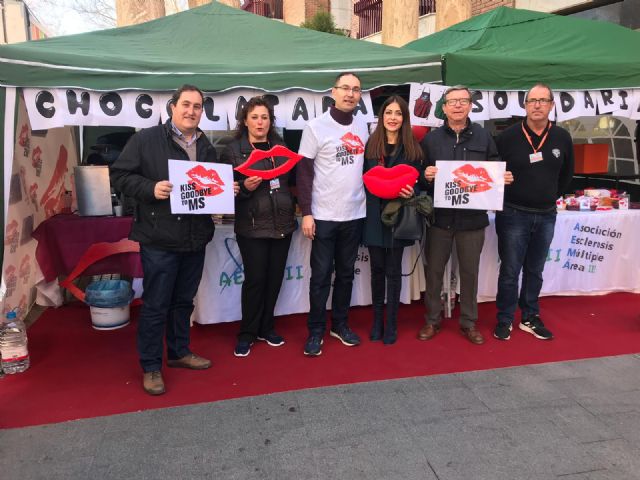 La Asociación AEMA III realiza en Lorca la campaña 'Kiss Goodbye To Ms' con el objetivo de recaudar fondos para la investigación de la Esclerosis Múltiple