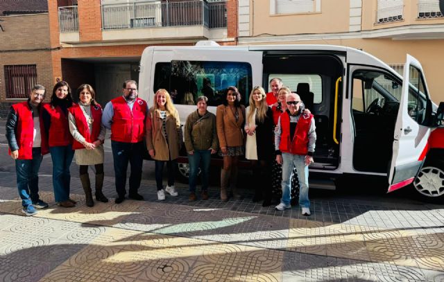 Cruz Roja adquiere un vehículo adaptado para facilitar el transporte de personas con movilidad reducida