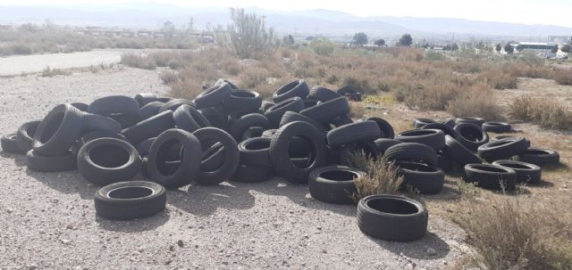 La Policía Local de Lorca investiga un vertido ilegal de neumáticos en la rambla del Polígono industrial de La Hoya