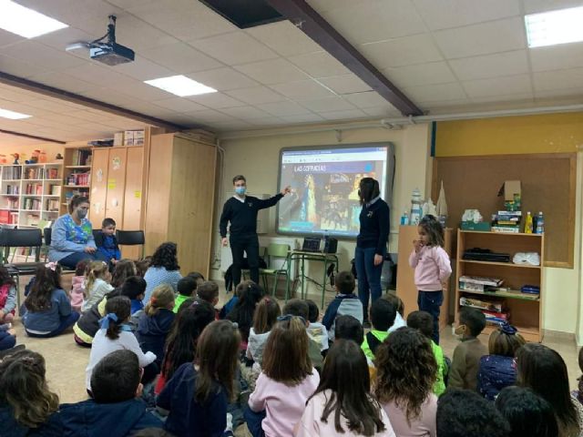 Más de 800 niños y niñas de colegios de Lorca se adentran en la Semana Santa lorquina gracias a las visitas del grupo GuiAzul