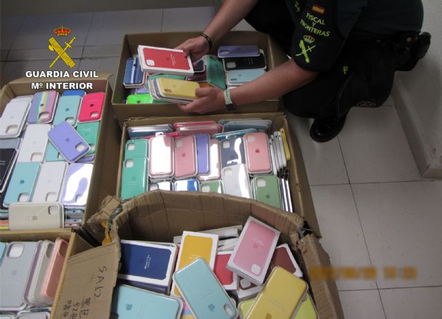La Guardia Civil detecta la oferta de miles de productos falsificados en Lorca